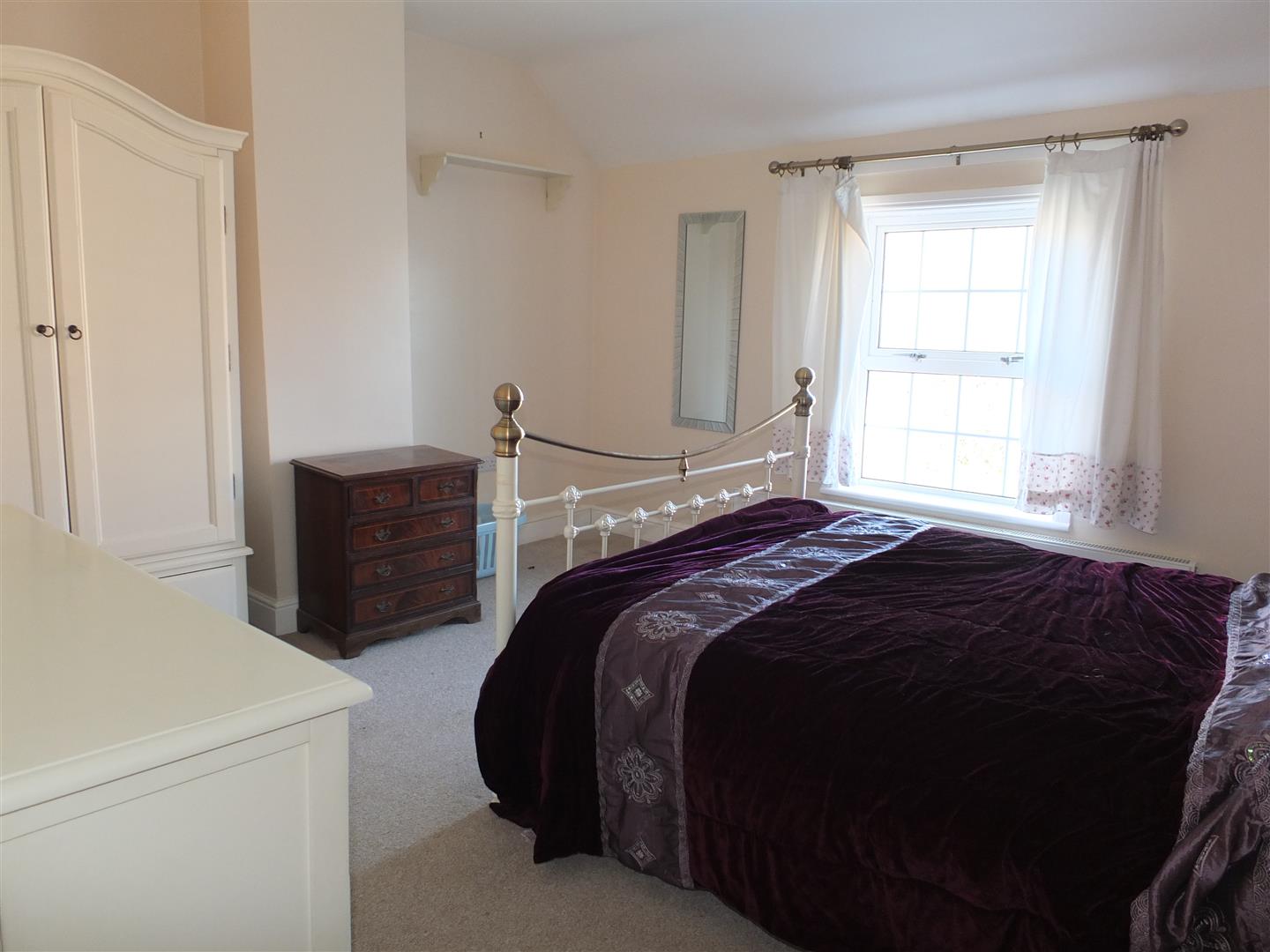 DOUBLE BEDROOM